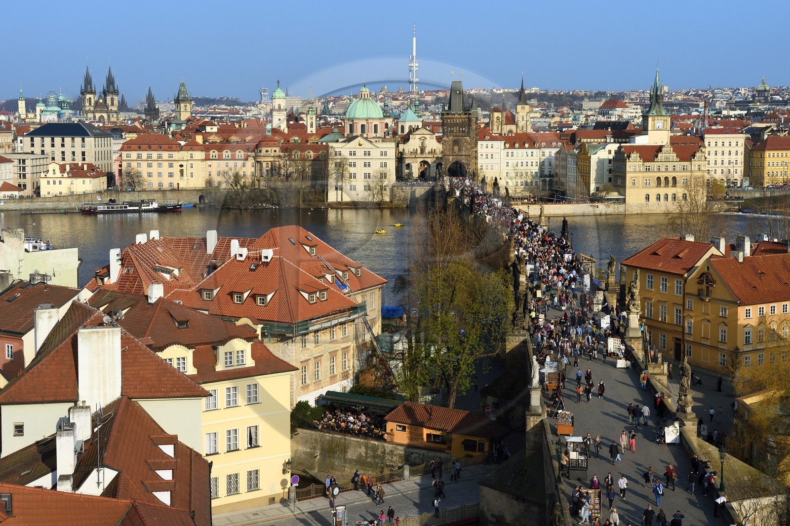 République Tchèque, Prague, centre historique classé Patrimoine Mondial de l' UNESCO, le pont Charles (Karluv Most ou Karlov Most) sur la rivière Vltava et le quartier de Kampa, l'église Notre-Dame-du-Tyn dans la vieille ville (Stare Mesto) en arrière plan à gauche