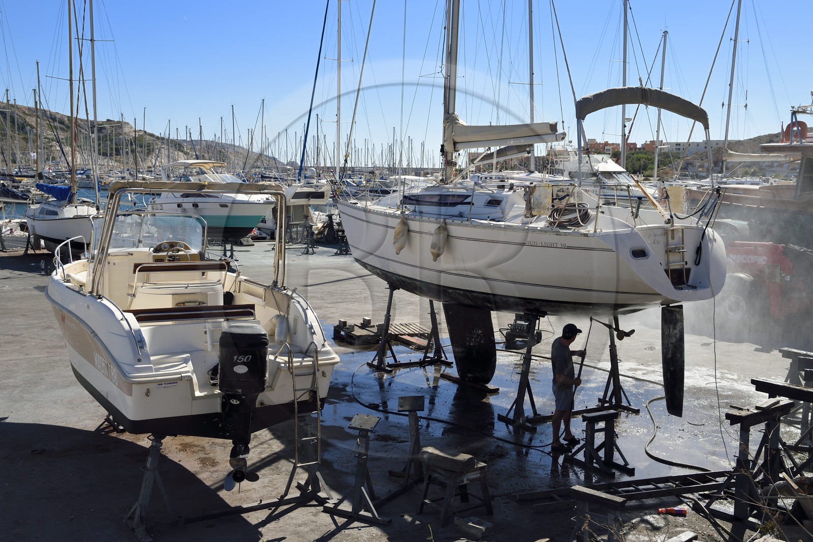 France, Bouches-du-Rhône (13), Marseille, Parc National des Calanques, Archipel des Iles du Frioul, Ile Ratonneau, petit chantier naval sur le port du Frioul
