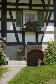 Allemagne, Bade-Wurtemberg, Durbach, ferme à pan de bois, volet décoré
