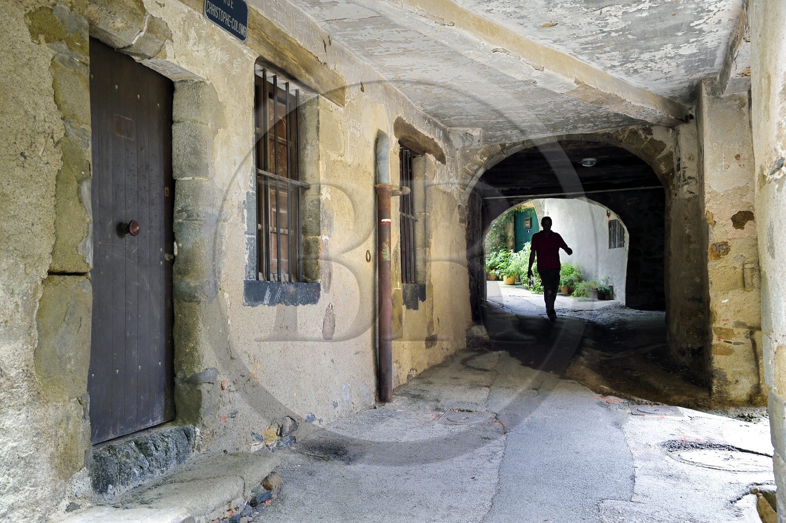 France, Var (83), Massif des Maures, Collobrières, passage du XIVe siècle sous une maison dans la rue Christophe Colomb