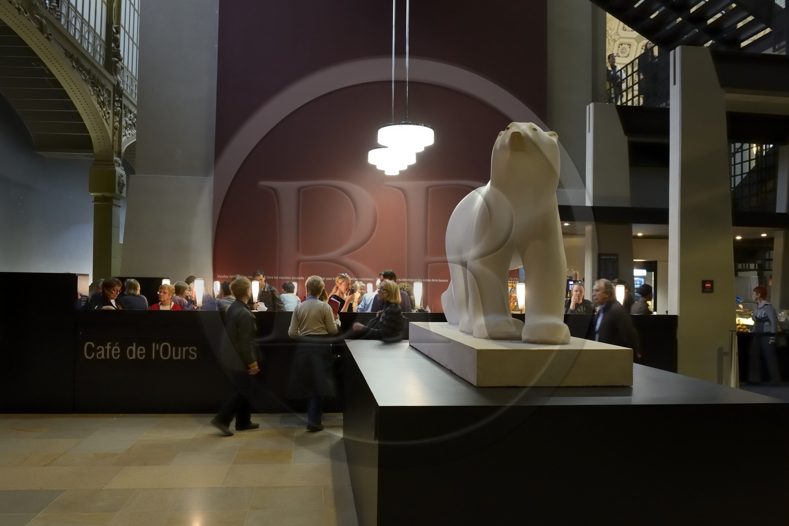 France, Paris (75), musée d'Orsay, statue de l'Ours blanc en marbre blanc du sculpteur animalier français François Pompon