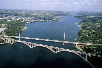 France, Finistère (29), les ponts Albert-Louppe et Iroise sur la rivière Elorn, en bordure de la rade de Brest (vue aérienne)