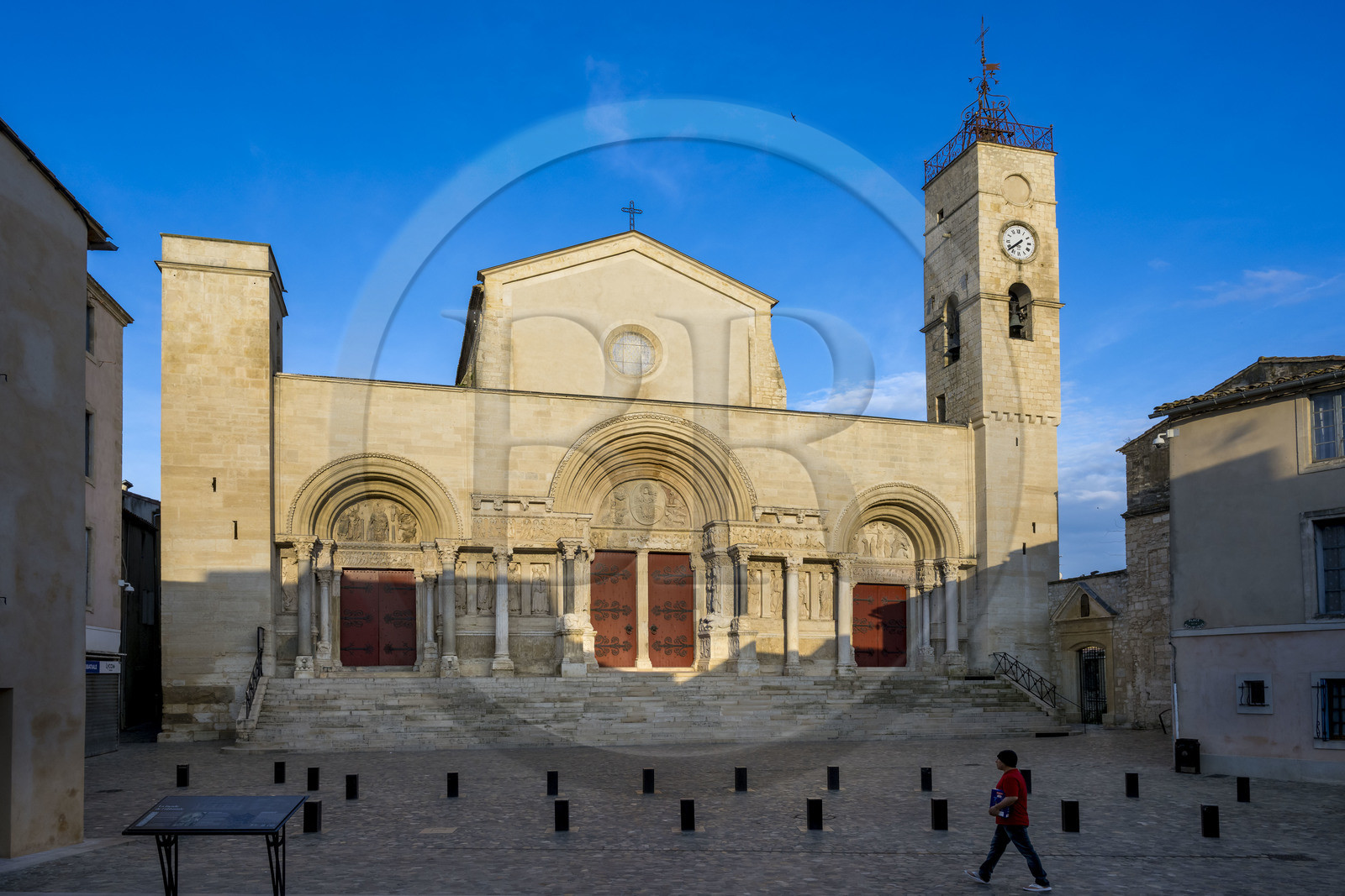 France, Gard (30), Saint-Gilles du Gard, église abbatiale de Saint-Gilles du XIIème-XIIIème siècle, classée Patrimoine Mondial de l'UNESCO au titre des chemins de Saint-Jacques de Compostelle en France, sculptures de la facade orientale de style art roman provencal
