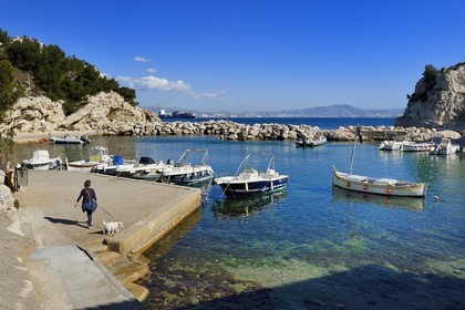 France, Bouches-du-Rhône (13), Le Rove vers Marseille, la Cote Bleue, randonnée de Niolon au Cap Méjean le long du Sentier des Douaniers, le port de Niolon et la ville de Marseille en arrière plan