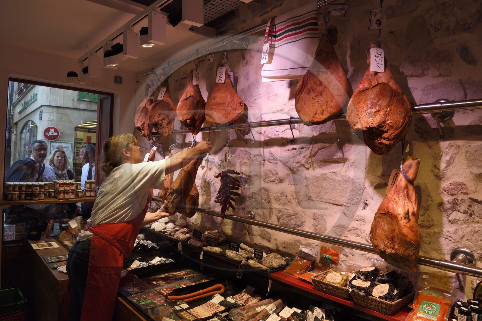France, Pyrénées-Atlantiques (64), Pays-Basque, Bayonne, Charcuterie Aubard, jambon de Bayonne