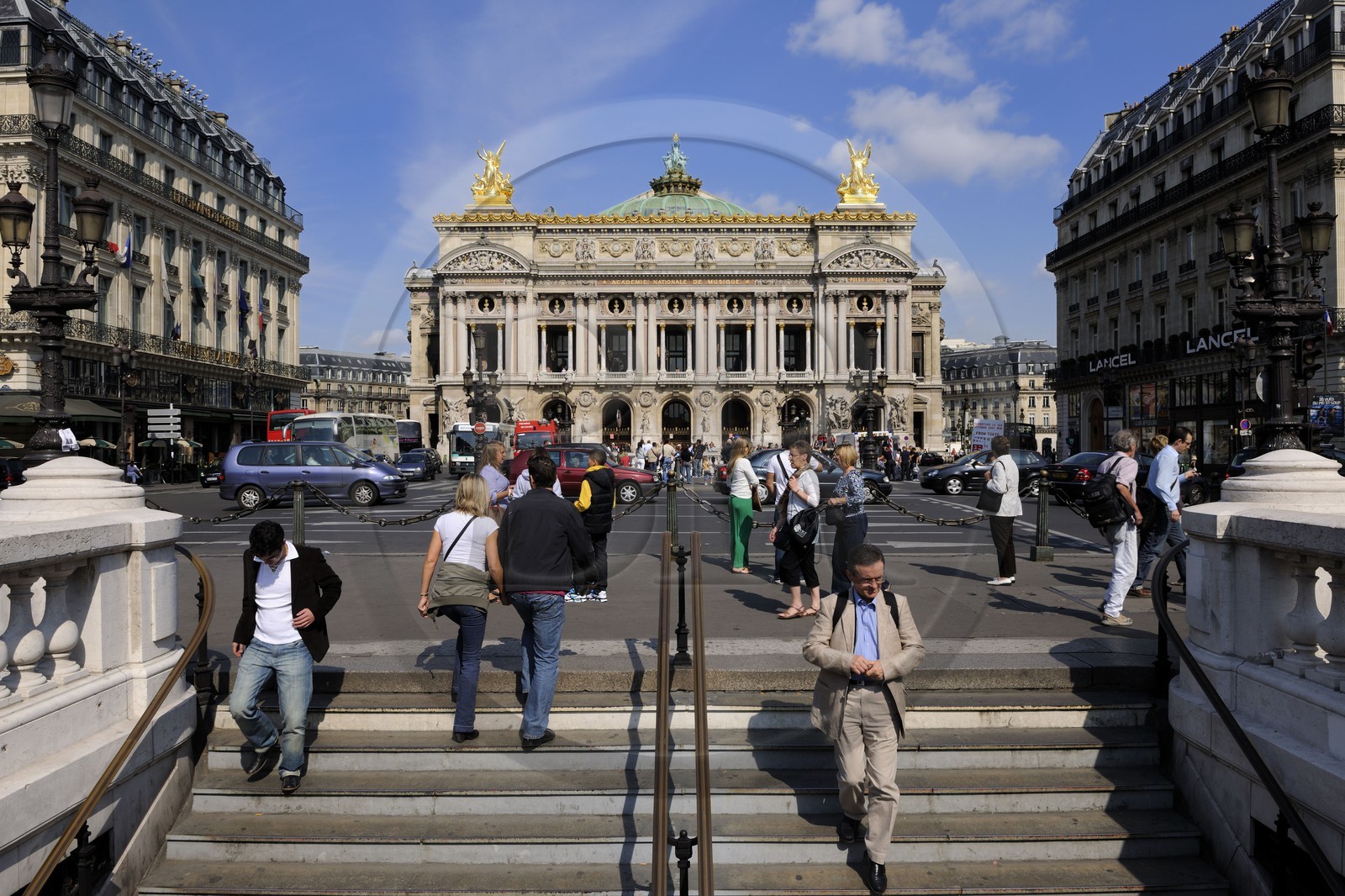 France, Paris (75), l'Opéra Garnier, sortie de metro face à la façade principale