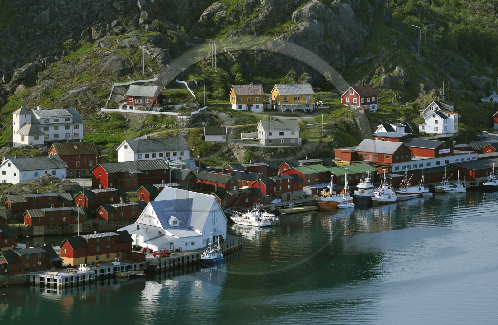 Norvège, Nordland, Iles Lofoten, Ile de Vestvagoy, port de Stamsund (vue aérienne)