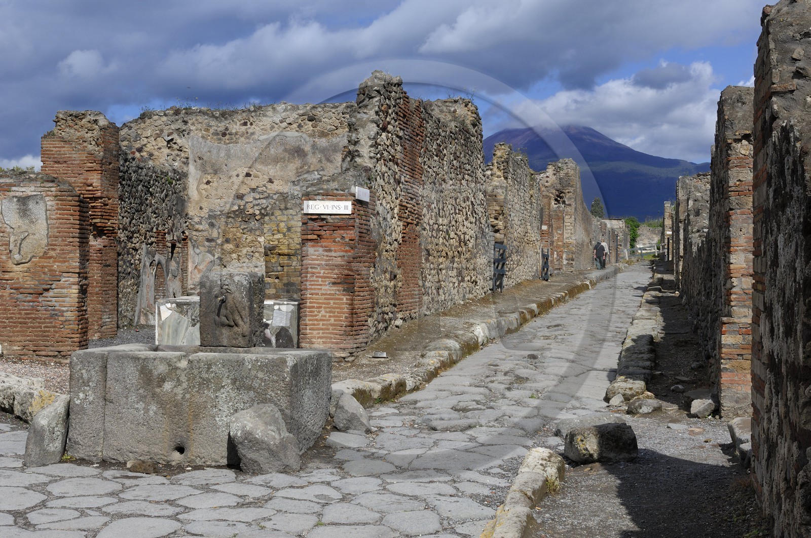 Italie, Campanie, Pompei, site archéologique classé Patrimoine Mondial de l'UNESCO, ancienne rue pavée de la ville