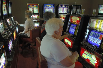 Italie, croisière à bord du Silvershadow de la compagnie Silversea, le casino, machine à sous