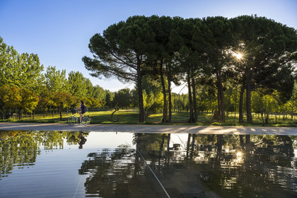 France, Hérault (34), Montpellier,  quartier de Port Marianne, le miroir d'eau sur l'avenue Raymond Dugrand en bordure du Parc Georges Charpak