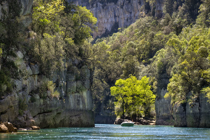 Var (83) rive gauche et Alpes-de-Haute-Provence (04) rive droite, Parc Naturel Régional du Verdon, Basses Gorges du Verdon en aval du lac de Sainte Croix, découverte en bateau électrique des gorges de Baudinard