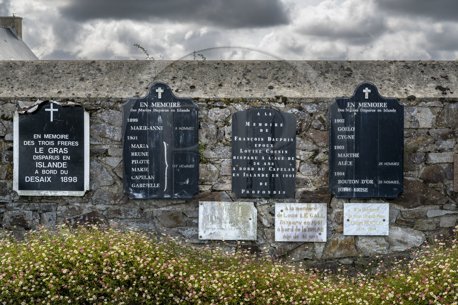 France, Côtes d'Armor (22), Ploubazlanec, le Mur des Disparus situé dans l’enceinte du cimetière de Ploubazlanec évoque par des plaques commémoratives les quelques 120 goélettes et 2000 marins disparus au cours des campagnes morutières en mer d'Islande entre 1852 et 1955