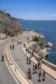 France, Bouches-du-Rhône (13), Marseille, quartier d'Endoume, la Corniche du Président John Fitzgerald Kennedy piétonne un dimanche par mois au premier plan