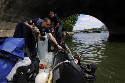 France, Paris (75), la brigade fluviale de la préfecture de Police en patrouille sur la Seine, plongeur en action
