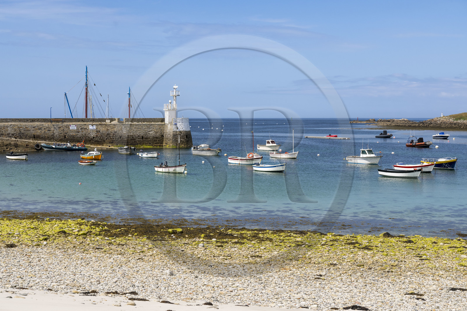 France, Finistère (29), Mer d'Iroise, Ile de Molène, sur la plage du port et l'ilot Lédenez Vraz en arrière plan