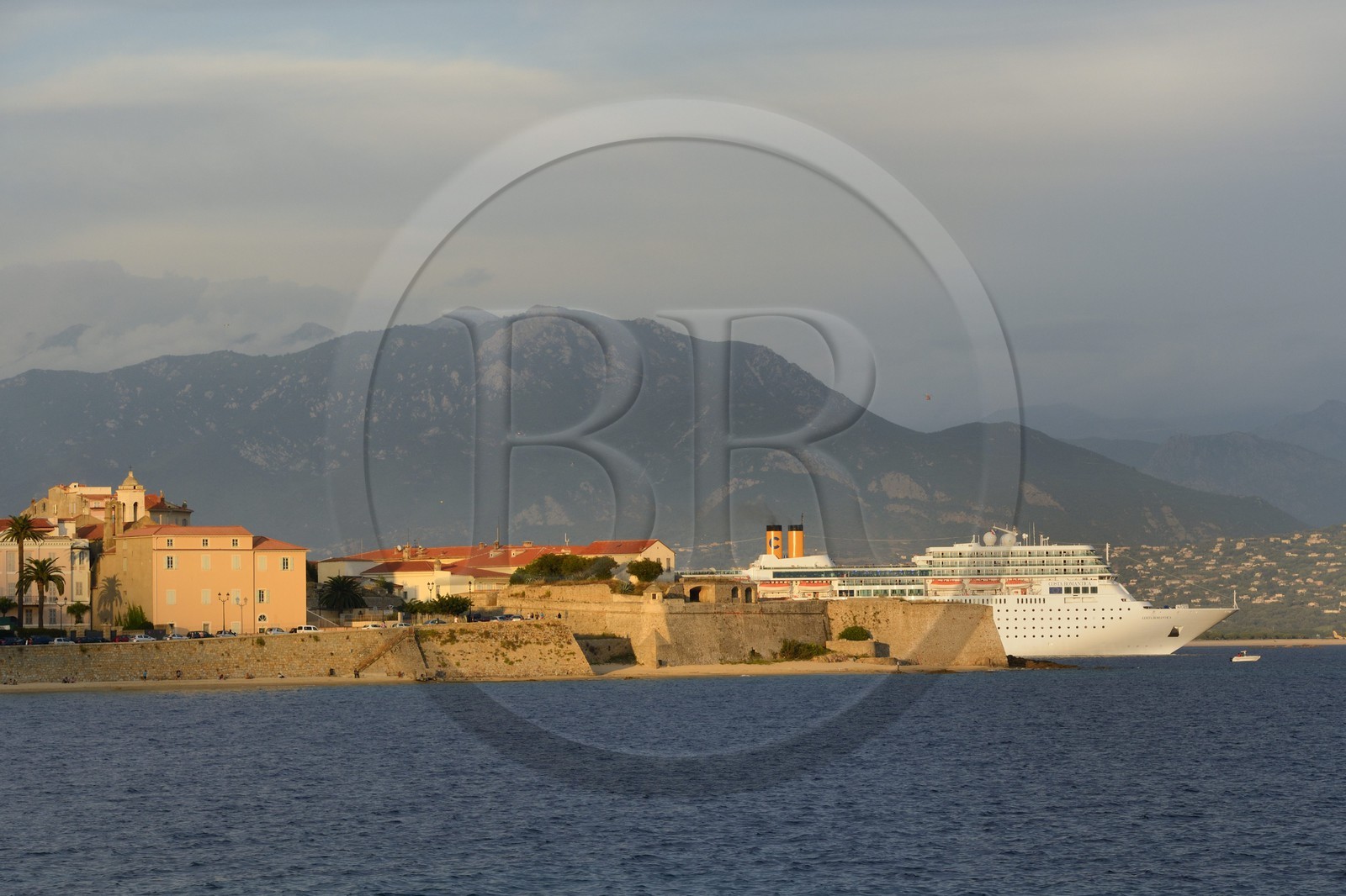 France, Corse-du-Sud (2A), Ajaccio, la Citadelle et bateau de croisière quittant le port
