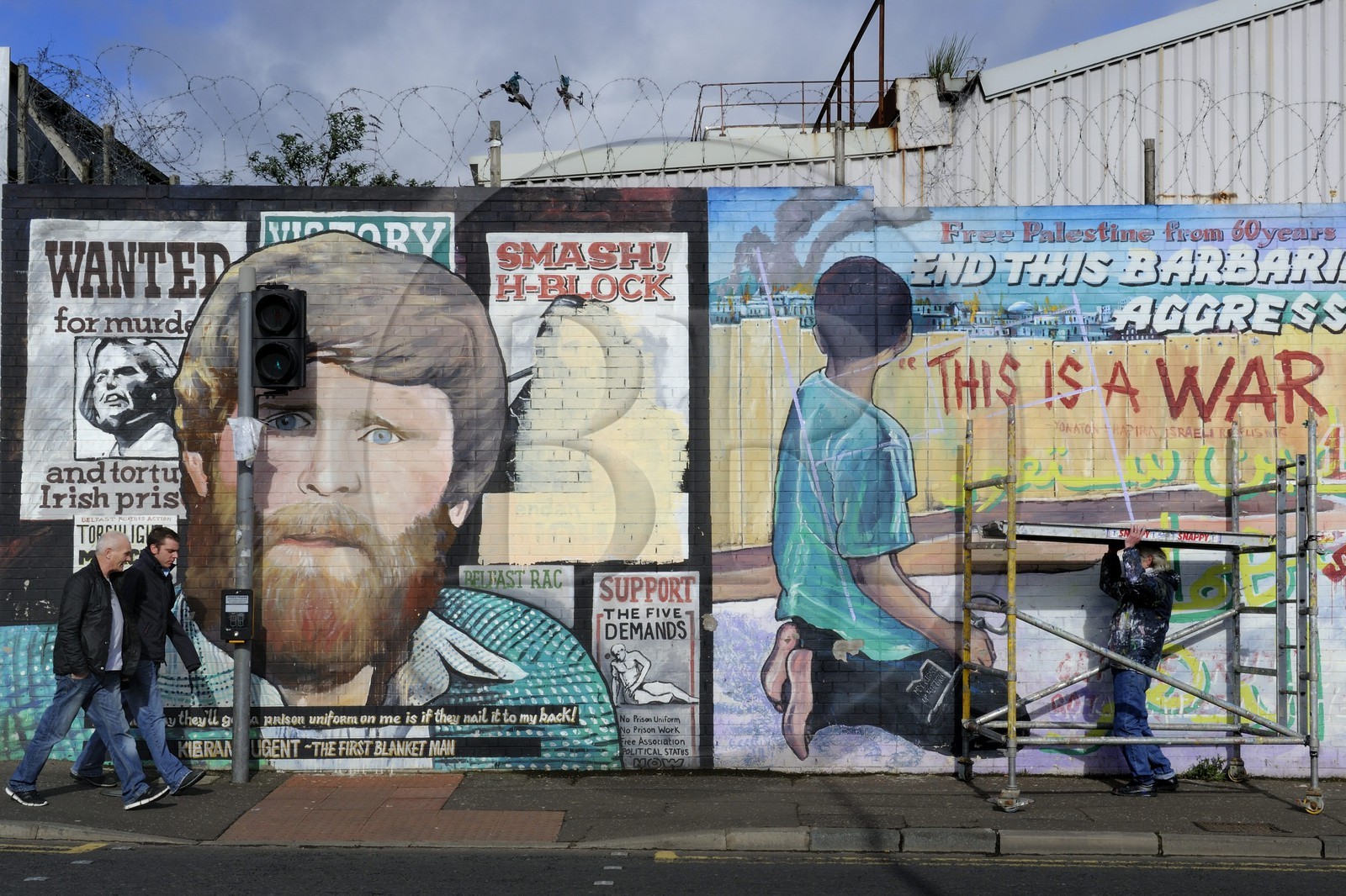 Royaume-Uni, Irlande du Nord, Belfast Ouest, le quartier catholique de Falls, International ou Solidarity Wall, peintures murales sur Falls Road, Irlande Palestine même combat