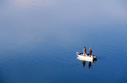 France, Pyrénées-Orientales (66), pêcheurs sur le lac de Caramany dans les Fenouillèdes