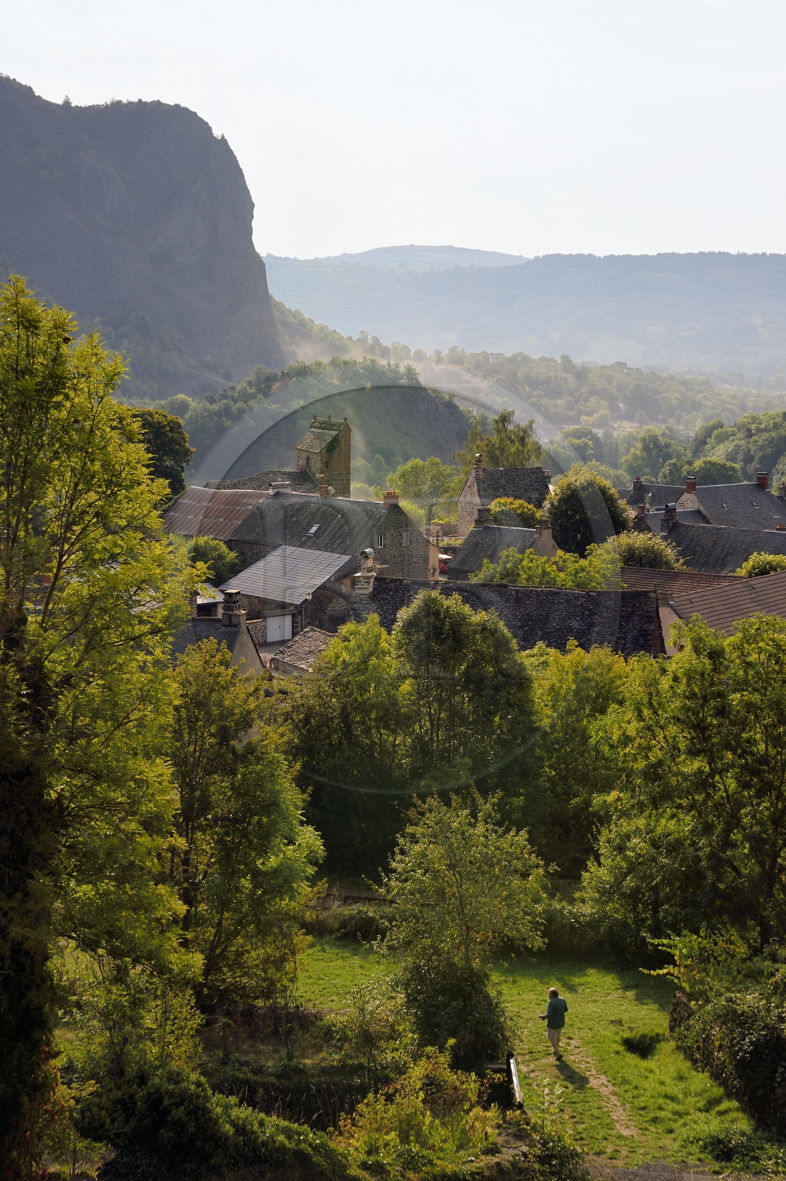 France, Cantal (15), étape sur le chemin de Saint-Jacques de Compostelle par la Via Arverna, le village de Neussargues-Moissac et le Rocher de Laval
