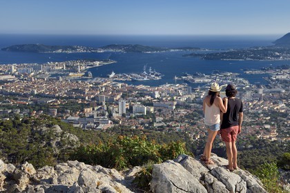 France, Var (83), Toulon, la rade et la base navale depuis le Mont Faron, la presqu'Ile de Saint-Mandrier, Tamaris et le Cap Sicié en arrière plan