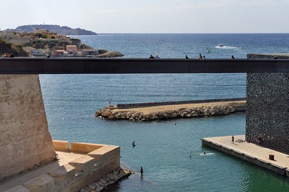 France, Bouches-du-Rhône (13), Marseille, MuCEM (Musée des civilisations de l'Europe et de la Méditerranée) par les architectes Rudy Ricciotti et R. Carta, relié au Fort Saint Jean par une passerelle