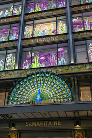 France, Paris (75), le grand magasin de La Samaritaine pendant les fêtes de Noël, réalisations de Thoiry Lumières Sauvages dans les vitrines de la facade