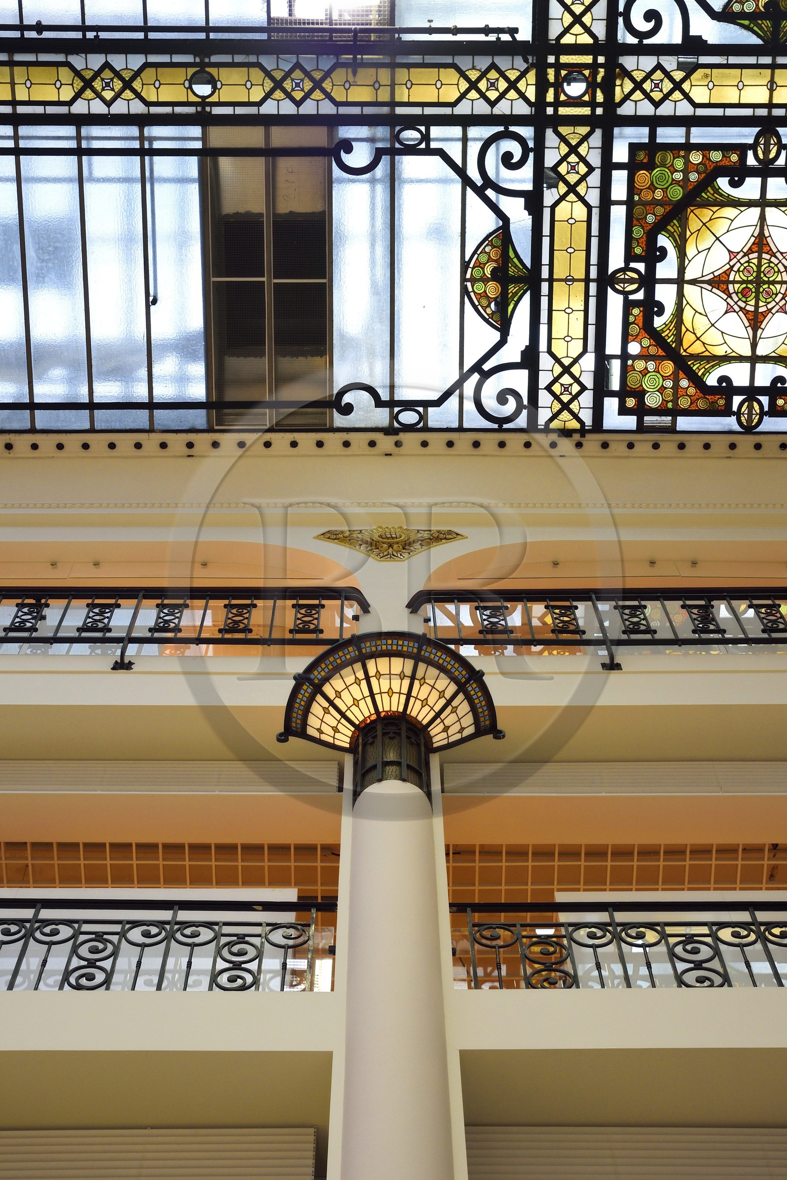 France, Pyrénées-Atlantiques (64), Pays-Basque, Bayonne, la verrière art Deco des frères Mauméjean à l'intérieur du batiment Aux Dames de France aujourd’hui Galeries Lafayette