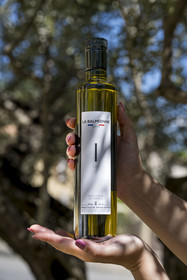 France, Vaucluse (84), Dentelles de Montmirail, Beaumes-de-Venise, Moulin à Huile La Balméenne, bouteille d'huile vierge extra extraite à froid produite par la coopérative