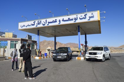 Iran, Isfahan province, Dasht-e Kavir desert, town of Anarak, Toyota Land Cruiser 4x4 at the gas station