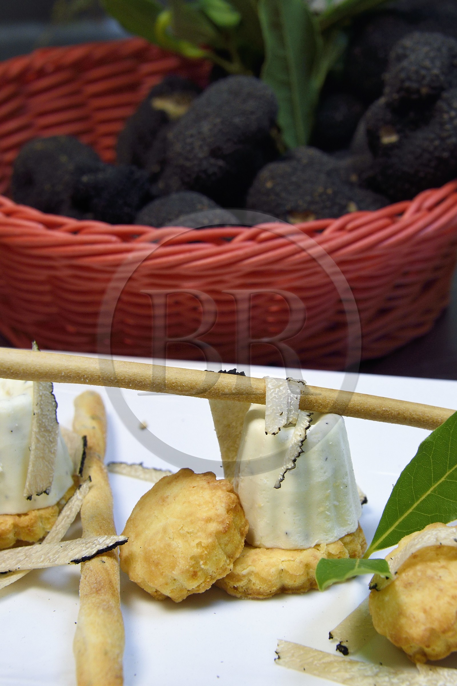 France, Var (83), Aups, restaurant Le Provençal, recette à base de truffes d'été