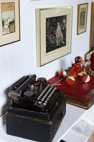 Paris (75), Cité Véron au 94 Bd de Clichy, appartement de Boris Vian, underwood sur lequel il a écrit L'Arrache Coeur et L'Automne à Pekin, en arrière plan le portrait de Boris Vian par Jacques Prévert titré le vrai Boris