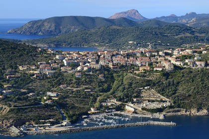 France, Corse-du-Sud (2A), Cargèse et le Capo Rosso en arrière plan (vue aérienne)