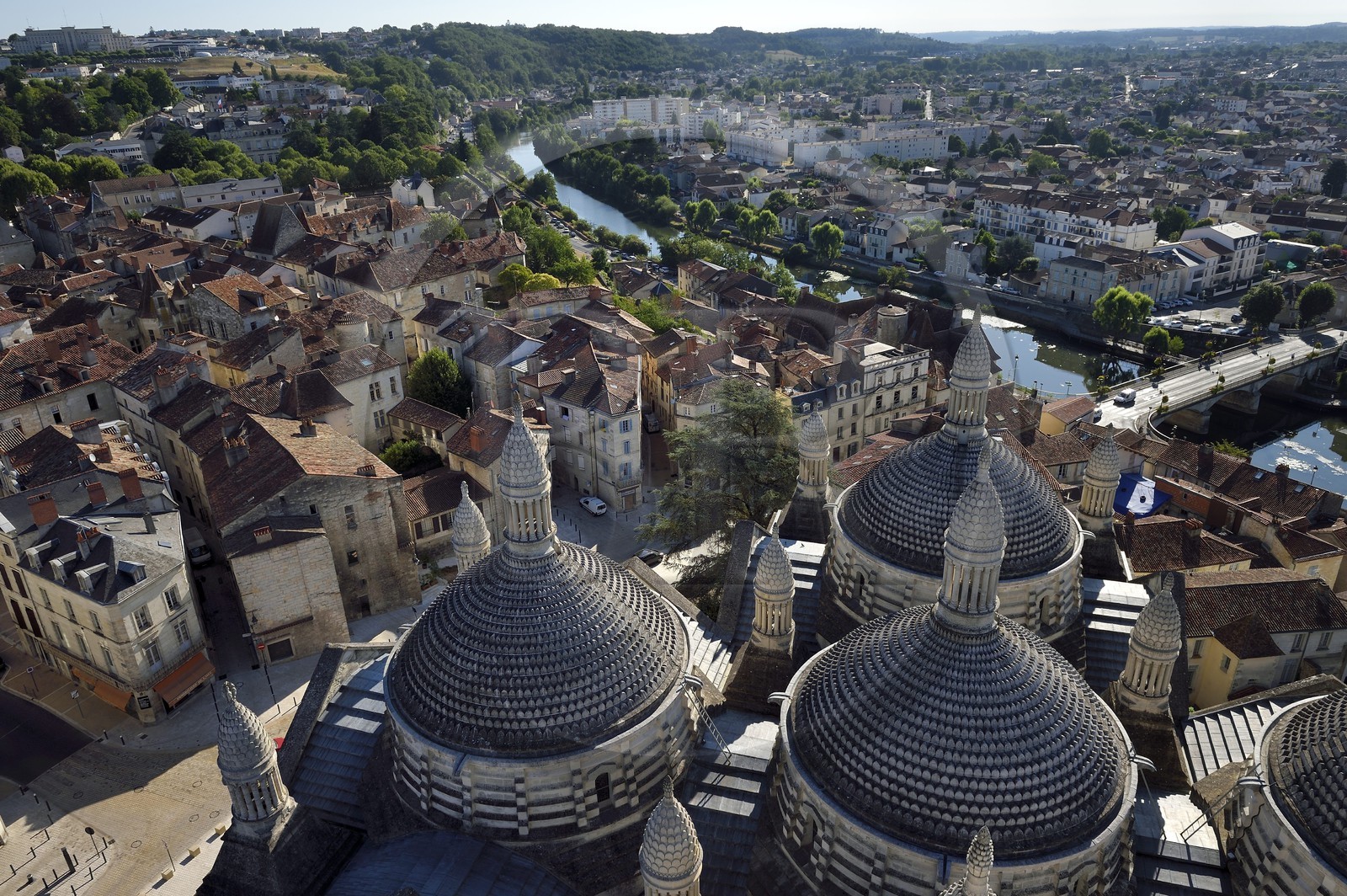 France, Dordogne (24), Périgord Blanc, Périgueux, les coupoles de la Cathédrale Saint-Front, étape sur le chemin de Saint-Jacques-de-Compostelle site classé Patrimoine Mondial de l'UNESCO, et les berges de la rivière l'Isle