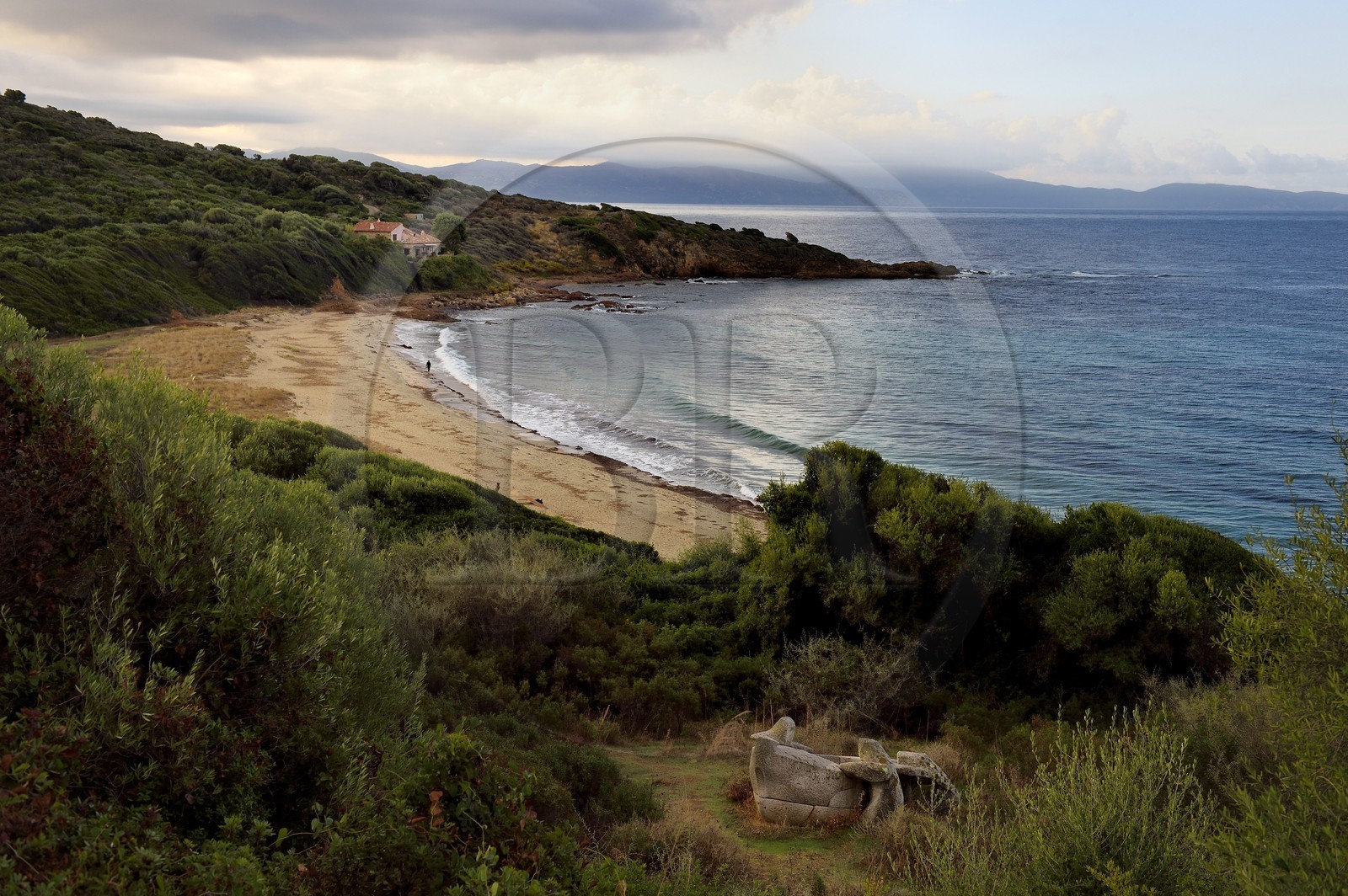 France, Corse-du-Sud (2A), Cargèse, la plage de Capizzolu où débarquèrent en 1676 les grecs qui fondèrent la colonie de Cargèse, la barque sculpture en granit qui le commémore au premier plan