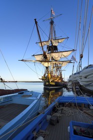 France, Finistère (29), port de Brest, la frégate L'Hermione, réplique du trois-mats qui transporta le marquis de Lafayette en Amérique en 1780, la proue