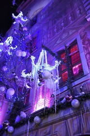 France, Bas-Rhin (67), Strasbourg, centre historique classé Patrimoine Mondial de l'UNESCO, décoration de Noël sur la pâtisserie Christian Meyer