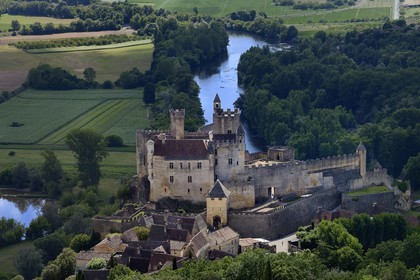 France, Dordogne (24), Périgord Noir, vallée de la Dordogne, Beynac-et-Cazenac, labellisé Les Plus Beaux Villages de France, château sur un éperon rocheux au dessus de la rivière Dordogne (vue aérienne)