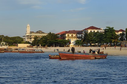 Tanzanie, archipel de Zanzibar, île de Unguja (Zanzibar), ville de Zanzibar, quartier Stone Town, classé Patrimoine Mondial de l' UNESCO, au fond derrière la plage le Beit El-Ajaib ou Maison des Merveilles abrite le Zanzibar National Museum of History &Culture