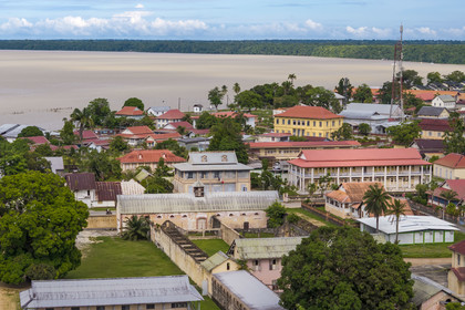 France, Guyane, Saint-Laurent-du-Maroni, bagne ou Camp de la Transportation, en bordure du fleuve Maroni, l'avenue du Lieutenant-Colonel Chandon sur laquelle se trouve notamment le Palais de justice et la mairie en arrière plan (vue aérienne)