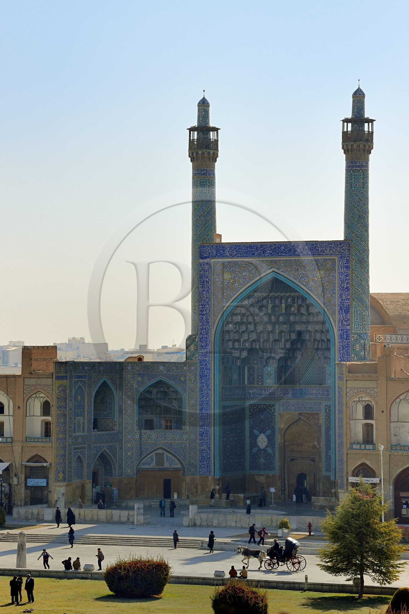 Iran, province d'Ispahan, Ispahan, place naghsh-i jahan aussi connue sous le nom de place Imam Khomeiny, classée au patrimoine mondial par l'UNESCO, la mosquée de l'Imam ou mosquée du Chah (Shah) avec son entrée monumentale