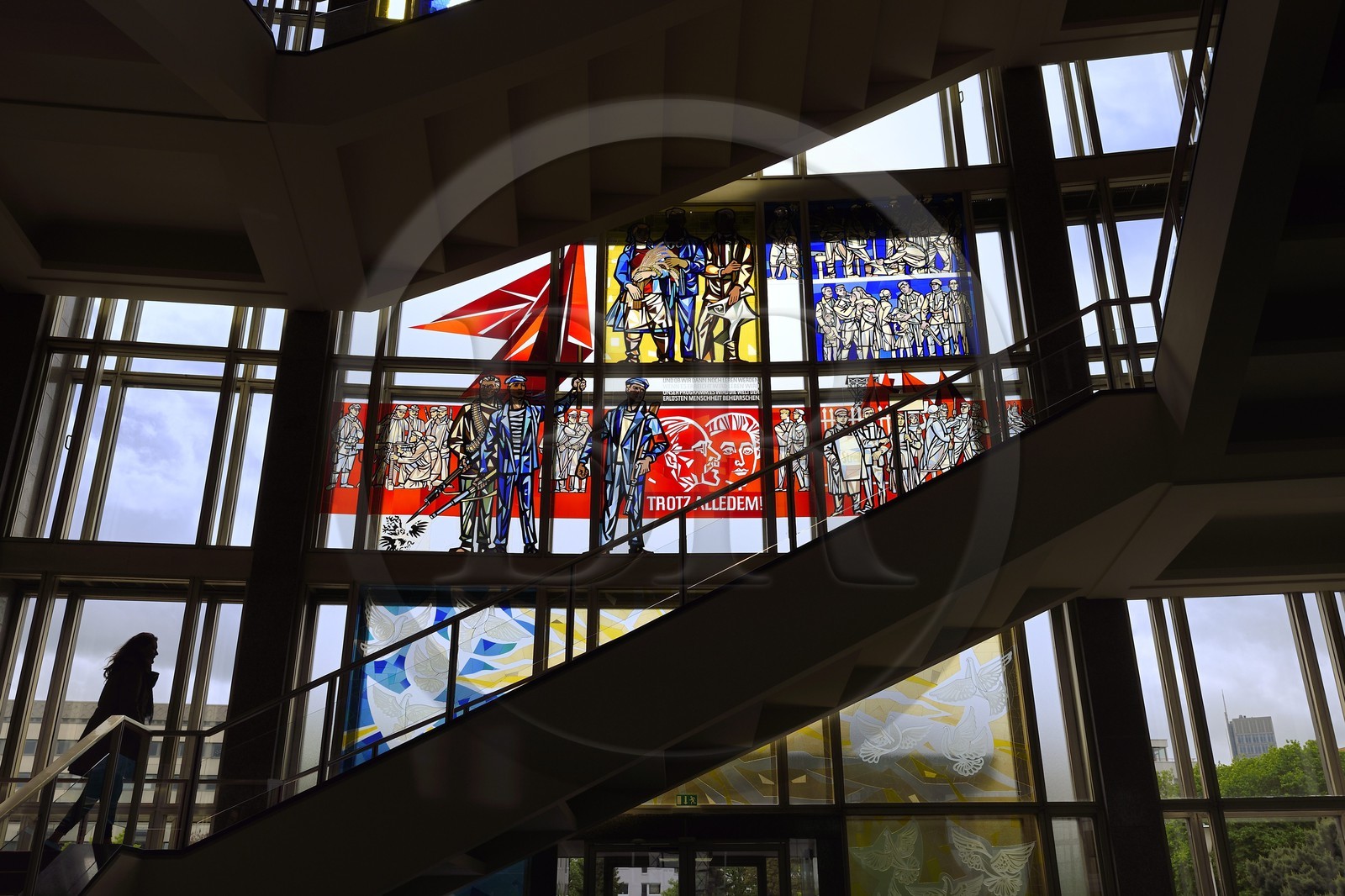 Allemagne, Berlin, vitrail de l'histoire du mouvement ouvrier allemand par Walter Womackas dans le Staatsratsgebäude (Batiment du Conseil d'État de l'ex-République démocratique allemande), aujourd'hui ses locaux sont occupés par ESMT European School of Management and Technology
