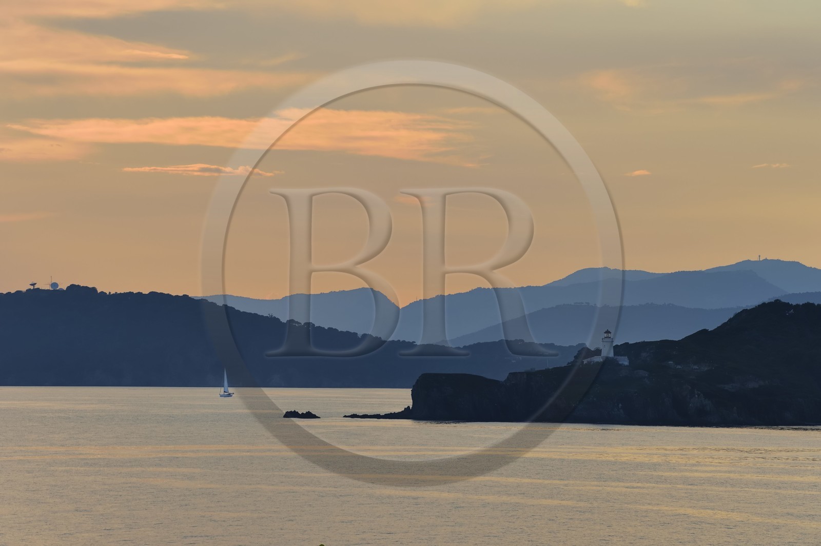 France, Var (83), Iles d'Hyères, parc national de Port Cros, Ile de Porquerolles, vue depuis le Fort du Petit Langoustier sur le phare du Grand-Ribaud et la Presqu'Ile de Giens