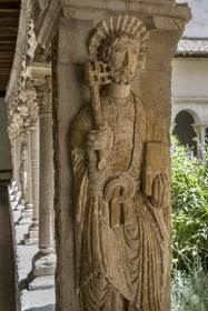 France, Bouches-du-Rhône (13), Aix en Provence, Cathedrale Saint Sauveur (XIIe au XVIe siecle), cloitre roman de la fin du XIIème siècle, sur le pilier nord-est la représentation de Saint-Pierre qui tient dans sa main droite la grande clef du livre saint, la bible, tenu dans sa main gauche