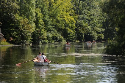 France, Paris (75), le Bois de Boulogne, promenade en barque autours des iles du Lac Inférieur