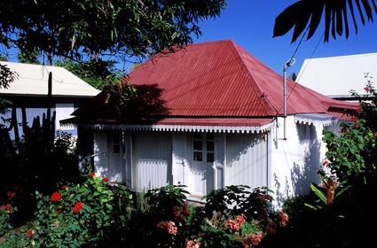 France, île de la Réunion, une case créole a Grand-Bois (région de Saint-Pierre)