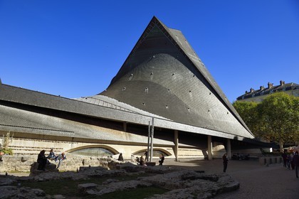France, Seine-Maritime (76), Rouen, l'église Sainte-Jeanne-d'Arc a été élevée sur le lieu même du martyre, la forme du bâtiment représente un bateau retourné Viking et la forme de poisson