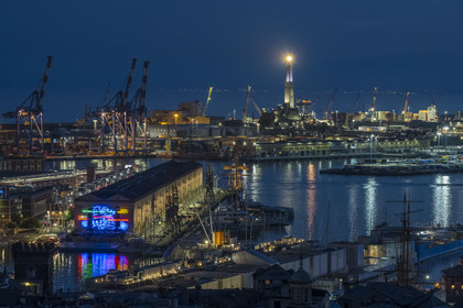 Italie, Ligurie, Gênes, le Porto Antico (Vieux Port) vu depuis le Belvédère du Castelletto, le port de commerce en arrière plan dominé par le phare de la Lanterna