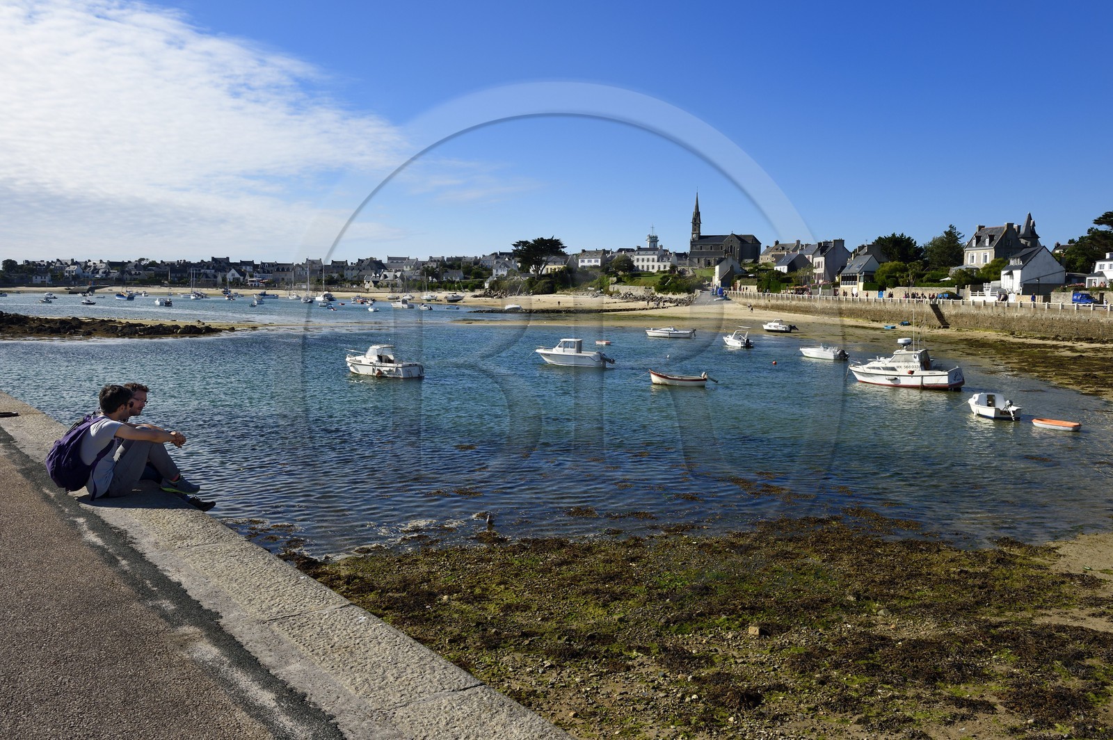 France, Finistère (29), Ile-de-Batz, Porz Kernok et l'église Notre Dame du Bon Secours