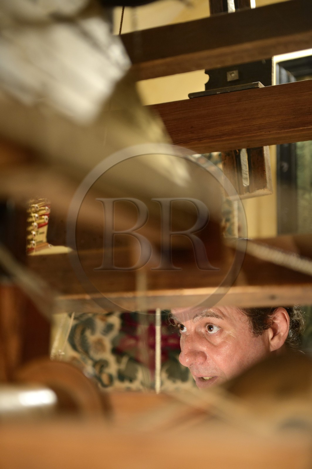 France, Rhône (69), Lyon, site historique classé Patrimoine Mondial de l'UNESCO, Vieux Lyon, quartier Saint-Georges, le canut Ludovic de la Calle travaillant sur un métier Jacquard de la Soierie Saint-Georges