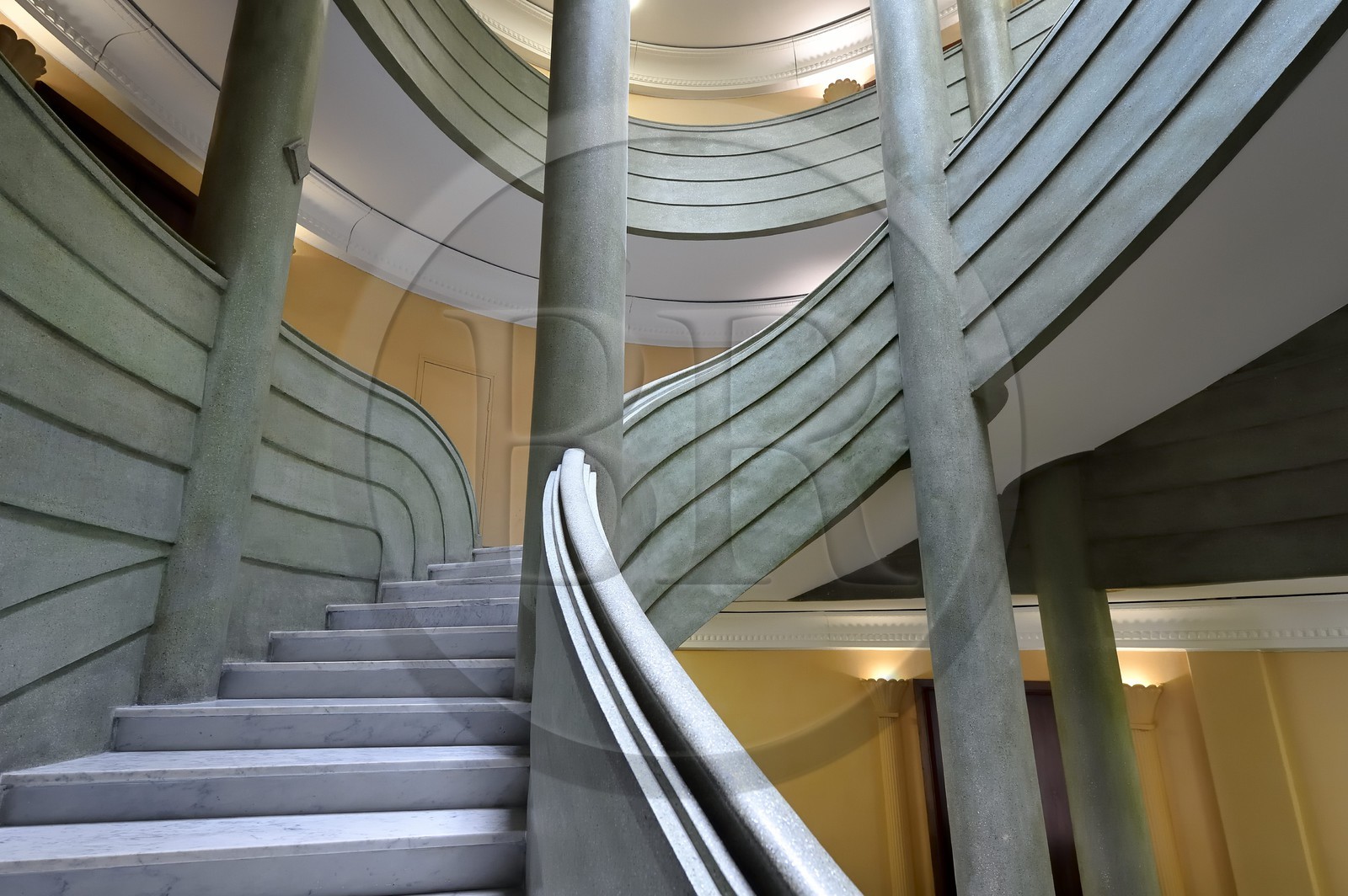 France, Alpes-Maritimes (06), Nice, quartier des Baumettes, l'immeuble Art déco Le Gloria Mansions, monumental escalier central à cage elliptique
